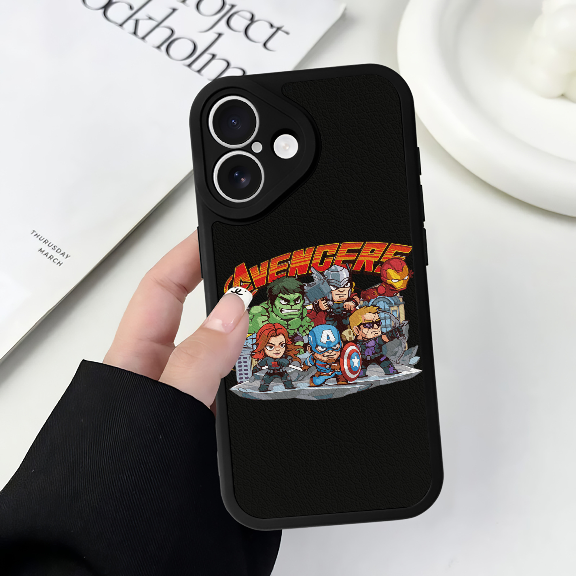 （画像用） アベンジャーズ The Avengers 【iPhone 16シリーズ対応】シリコンスマホケース（レザー調） 材質：シリコン